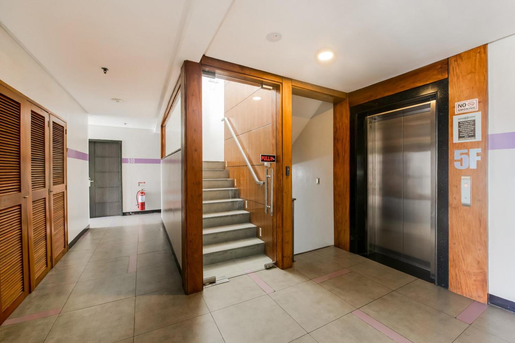 Oyo 136 Regal Residences Кесон-Сити Экстерьер фото