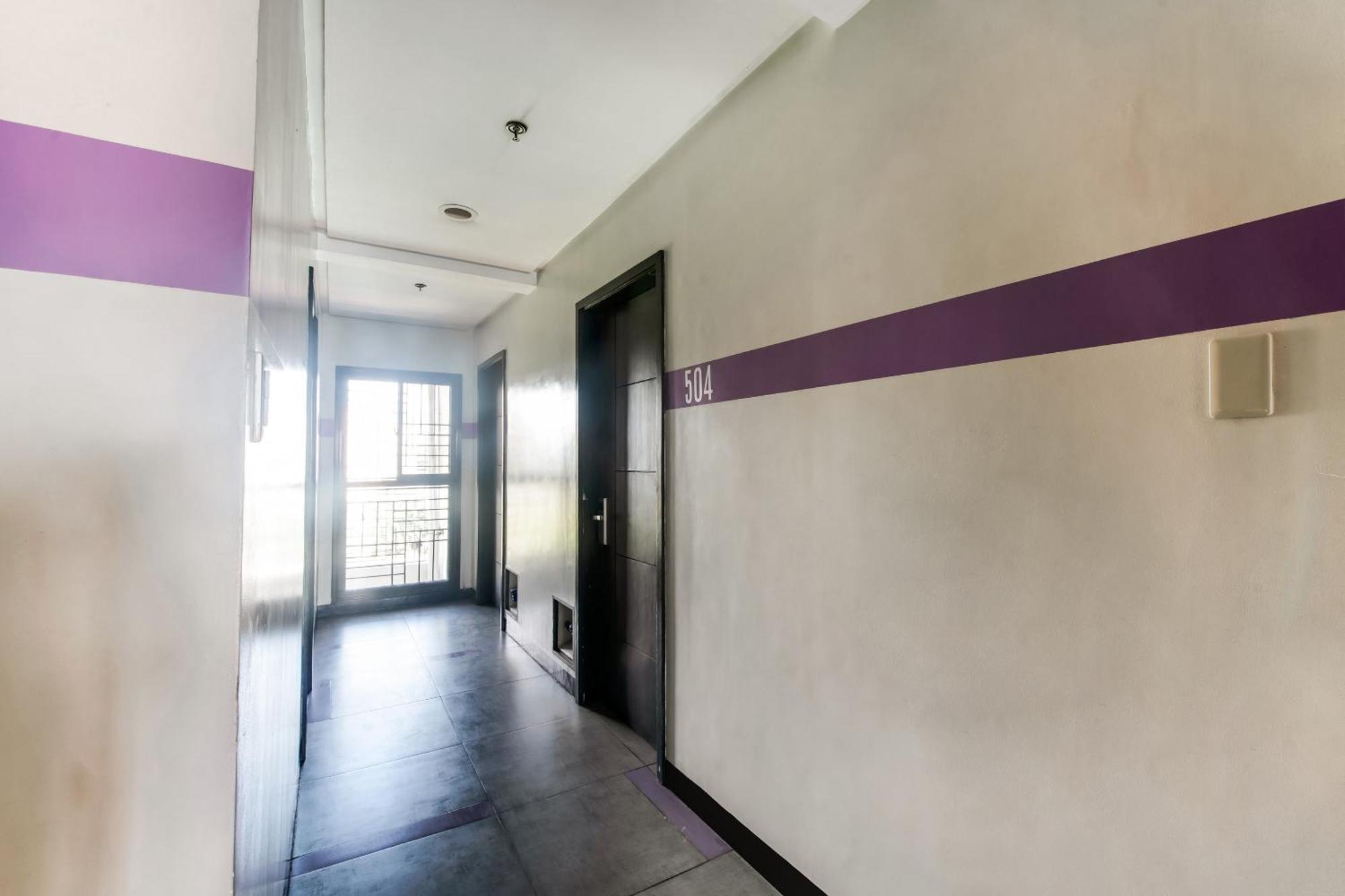 Oyo 136 Regal Residences Кесон-Сити Экстерьер фото
