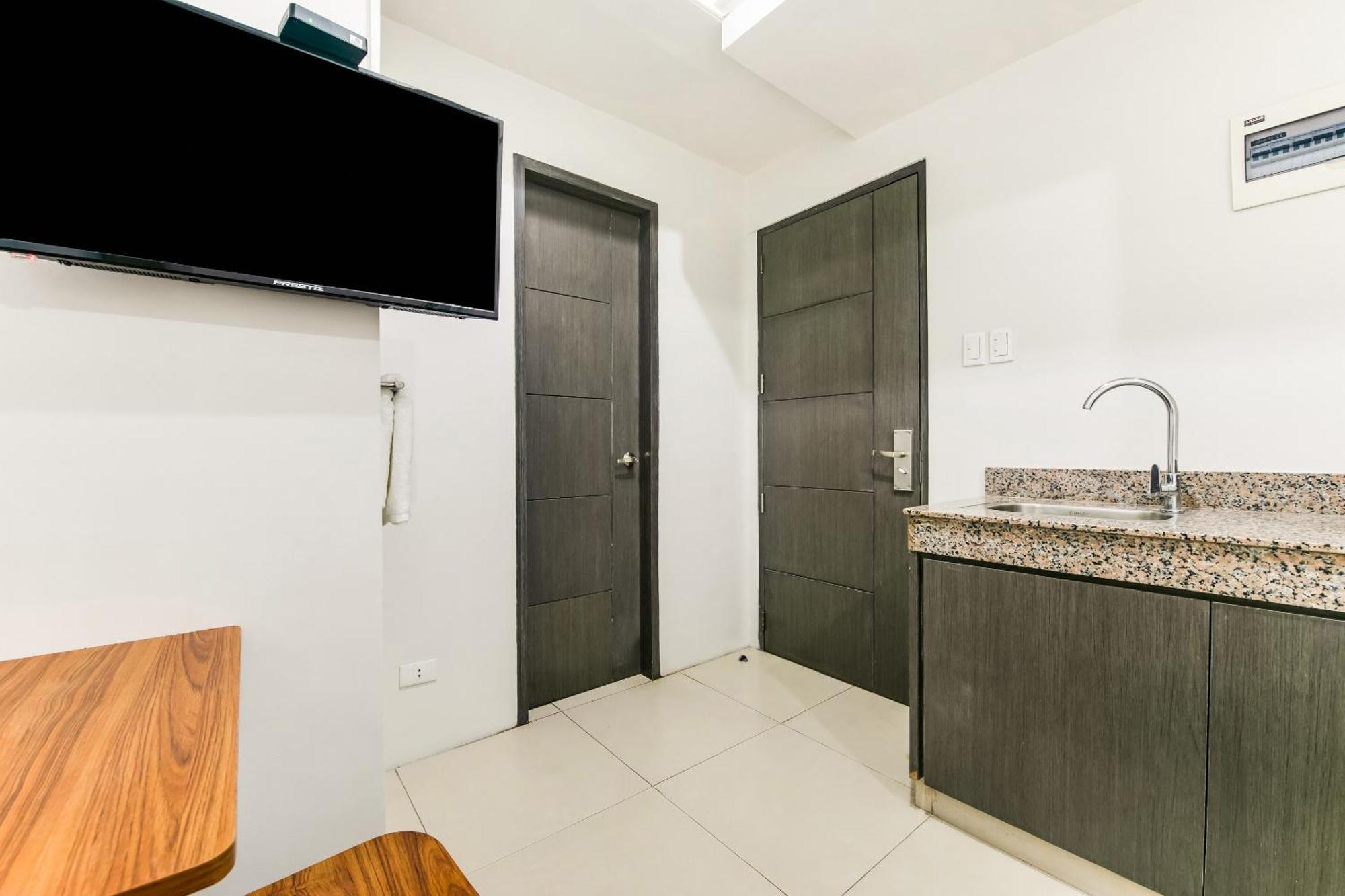 Oyo 136 Regal Residences Кесон-Сити Экстерьер фото